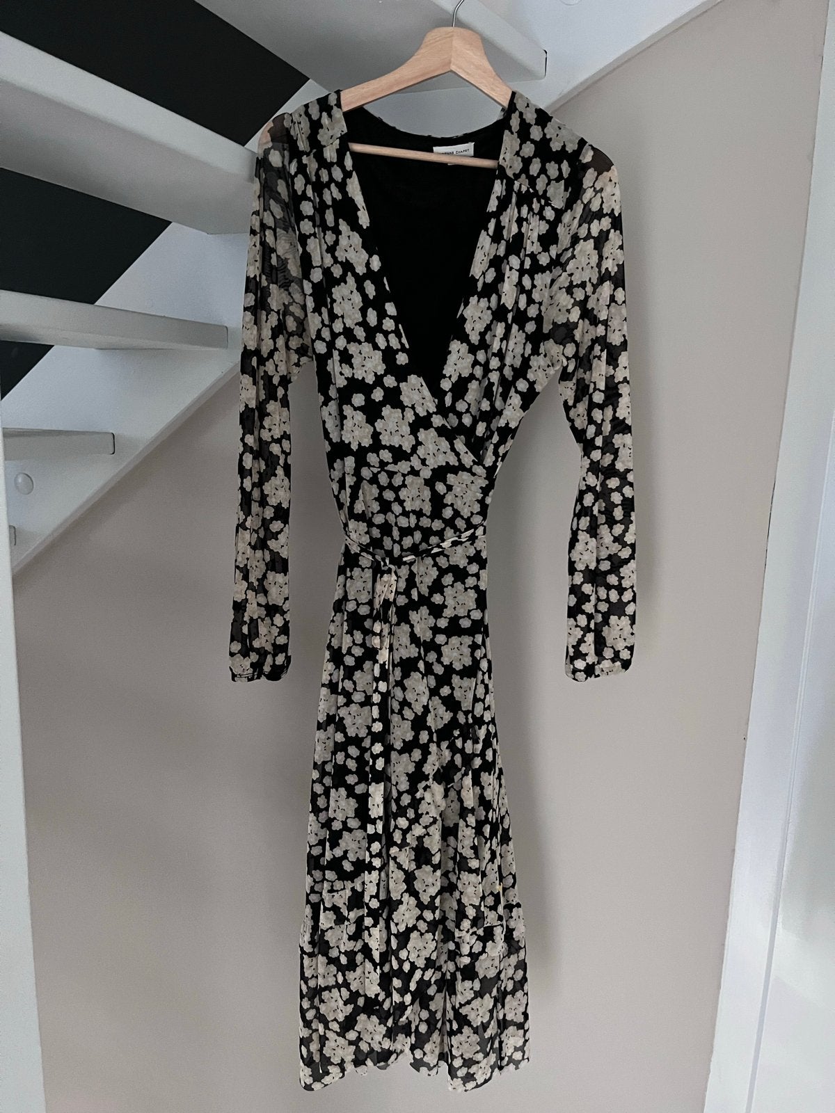 Fabienne Chapot Natasja Frill Jurk - Zo goed als nieuw, Kleding | Dames, Jurken, Zwart, Maat 42/44 (L), Ophalen of Verzenden, Zo goed als nieuw