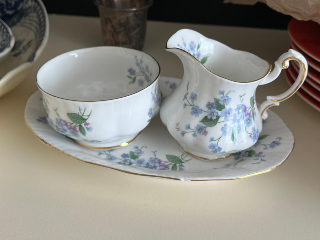 Paragon 'Forget Me Not' Melkkan en Suikerpot op Dienblad, Ophalen