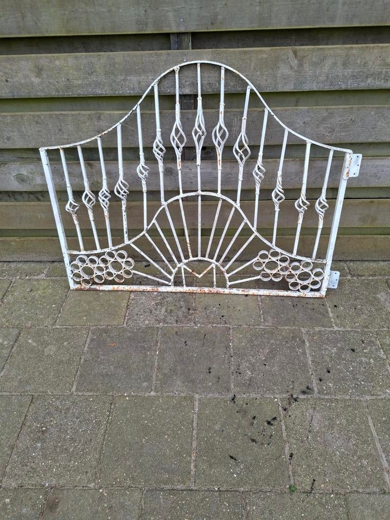 Uitgewerkt Smeedijzeren hekwerk met scharnieren 120/95cm, Huis en Inrichting, Woonaccessoires | Krantenbakken en Lectuurbakken