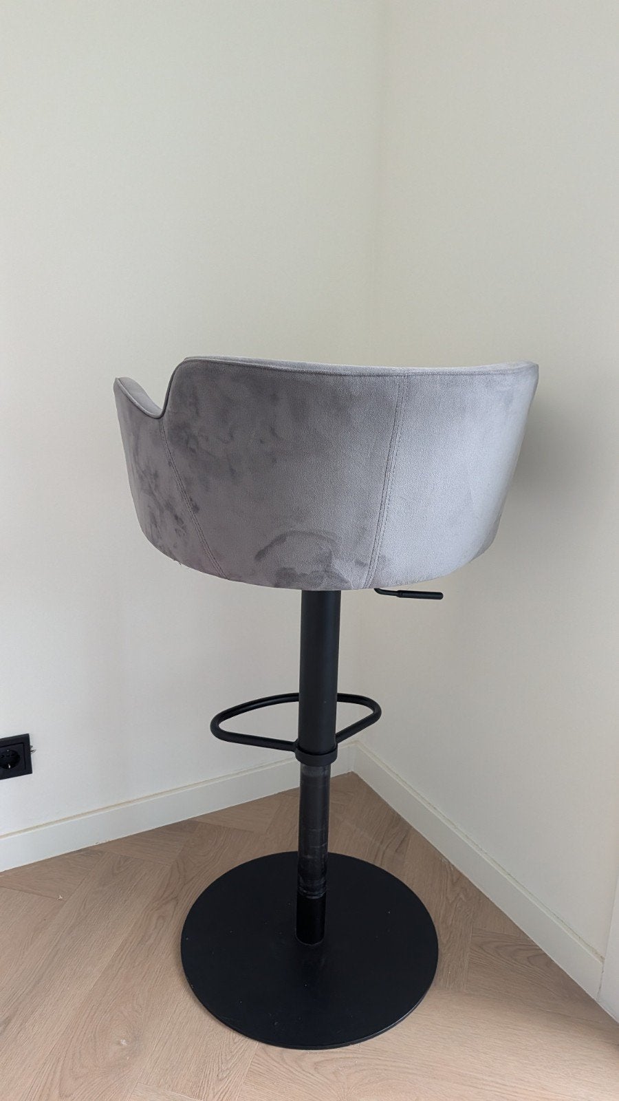 Verstelbare barkruk - grijs - wegens verhuizing, Ophalen, Zo goed als nieuw, 90 cm of meer, 1 kruk