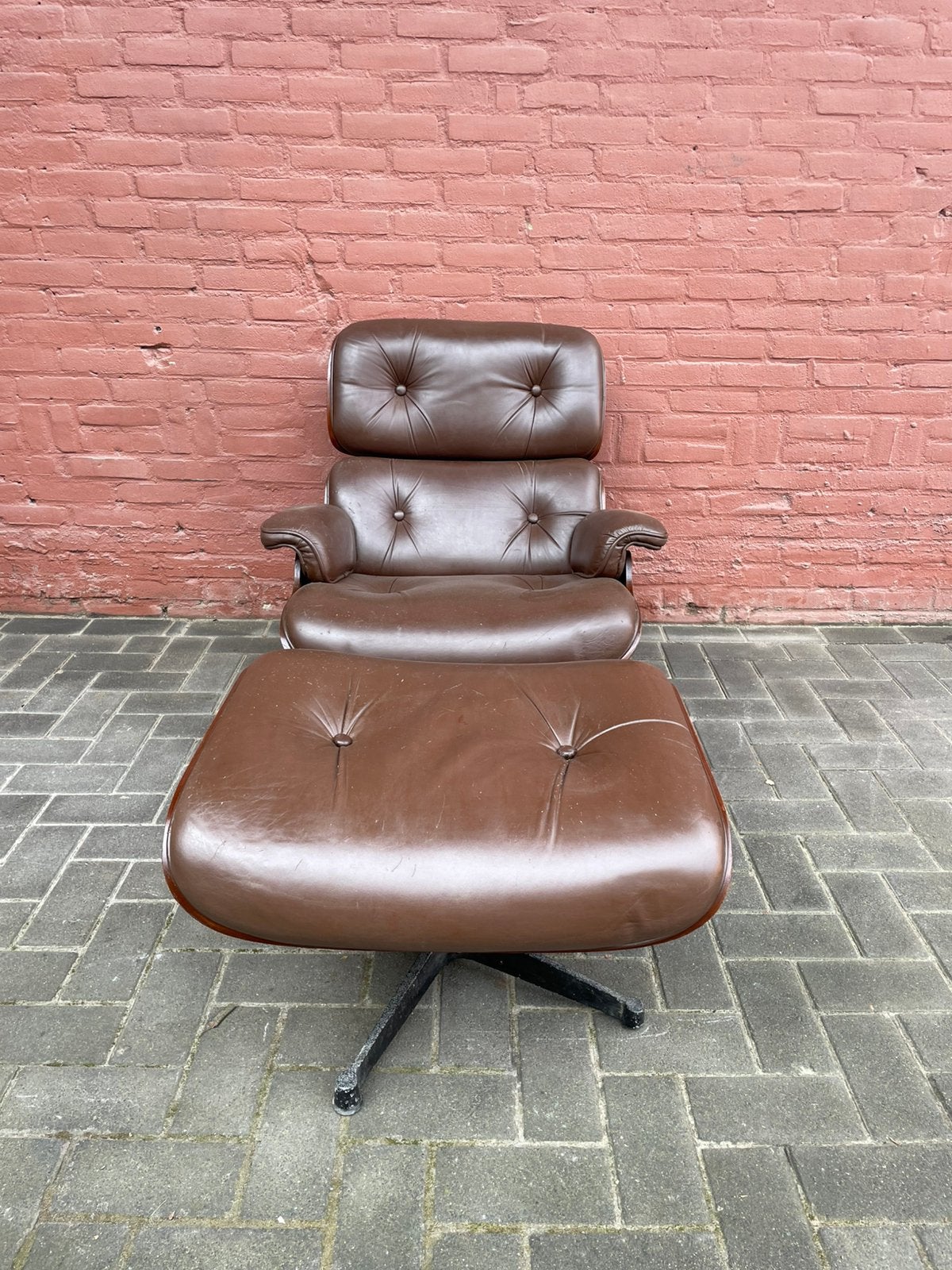 Vintage lounge chair met ottoman in Eames stijl, Huis en Inrichting, Fauteuils, Gebruikt, Minder dan 75 cm, Ophalen of Verzenden