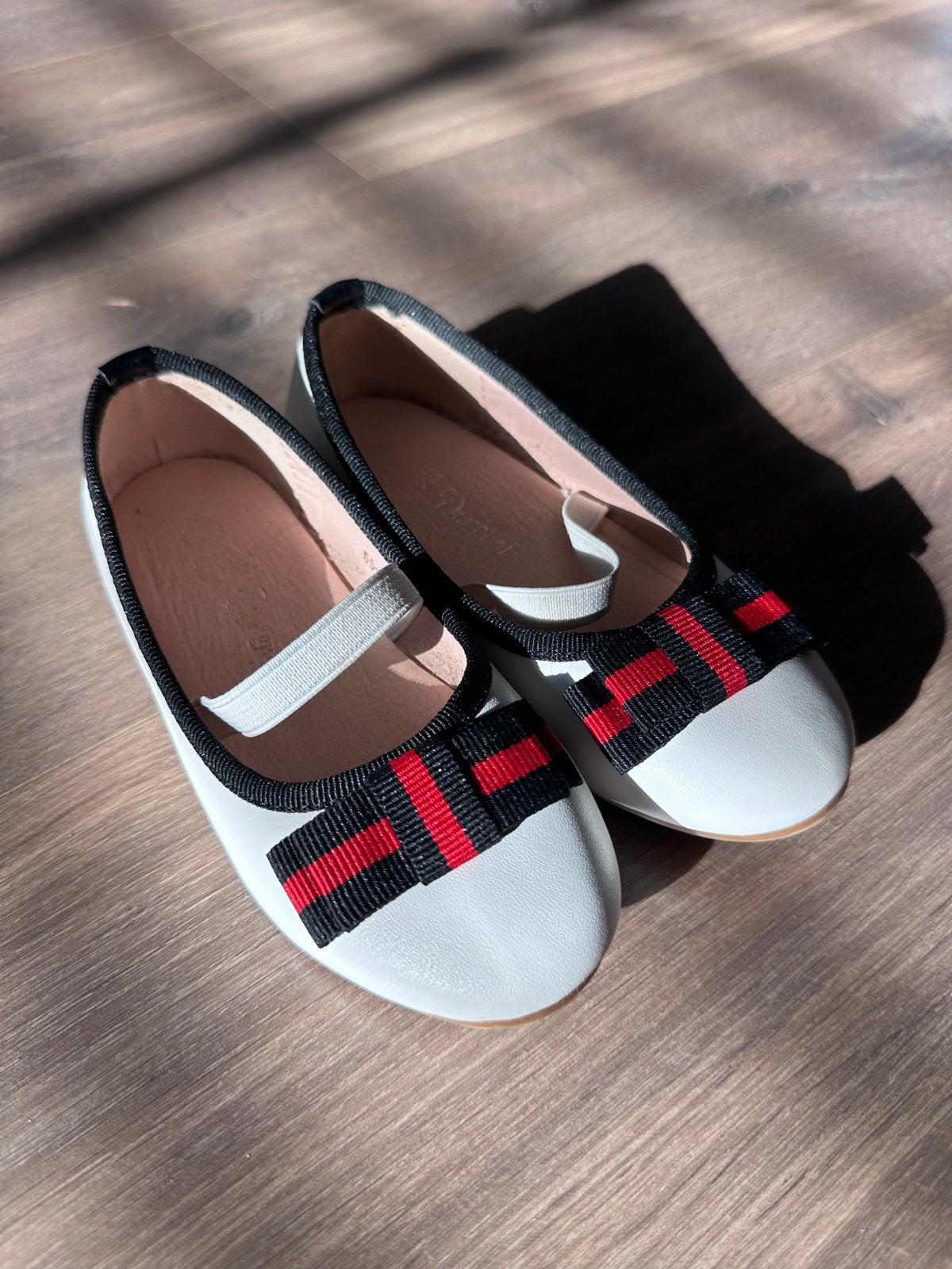 Witte ballerina's met rood-zwart strikje maat 27, Ophalen of Verzenden, Gebruikt, Meisje, Schoenen