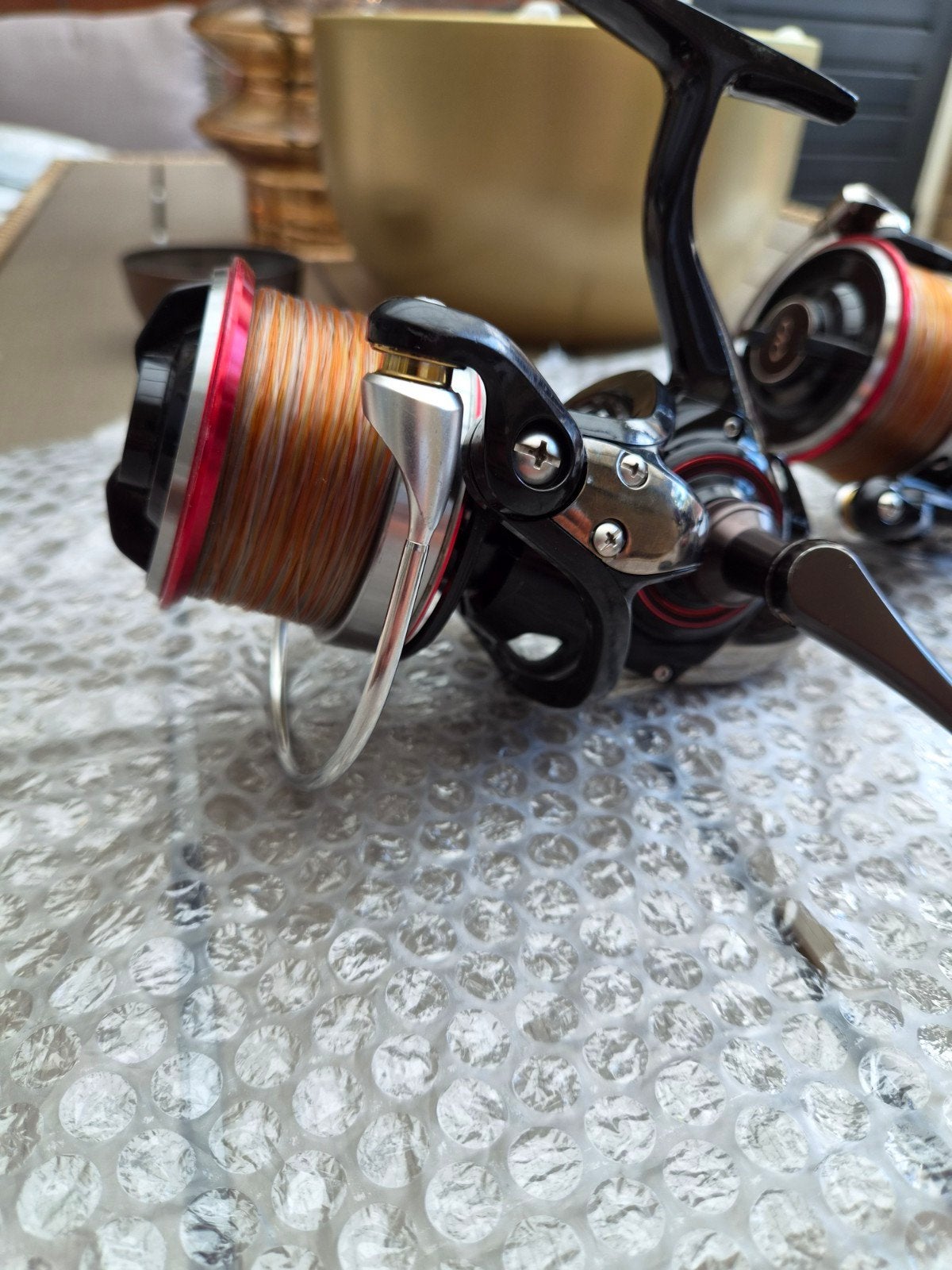 3 keer Daiwa Cast IZM 25QDA met extra spoelen, Watersport en Boten, Hengelsport | Karpervissen, Ophalen, Zo goed als nieuw, Molen