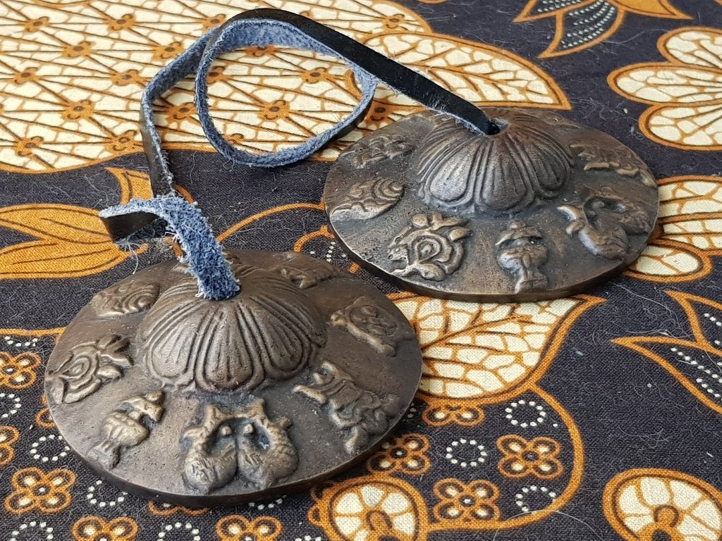Mooi stel oude Oosterse bellen of Tingsha's van brons 7 cm.