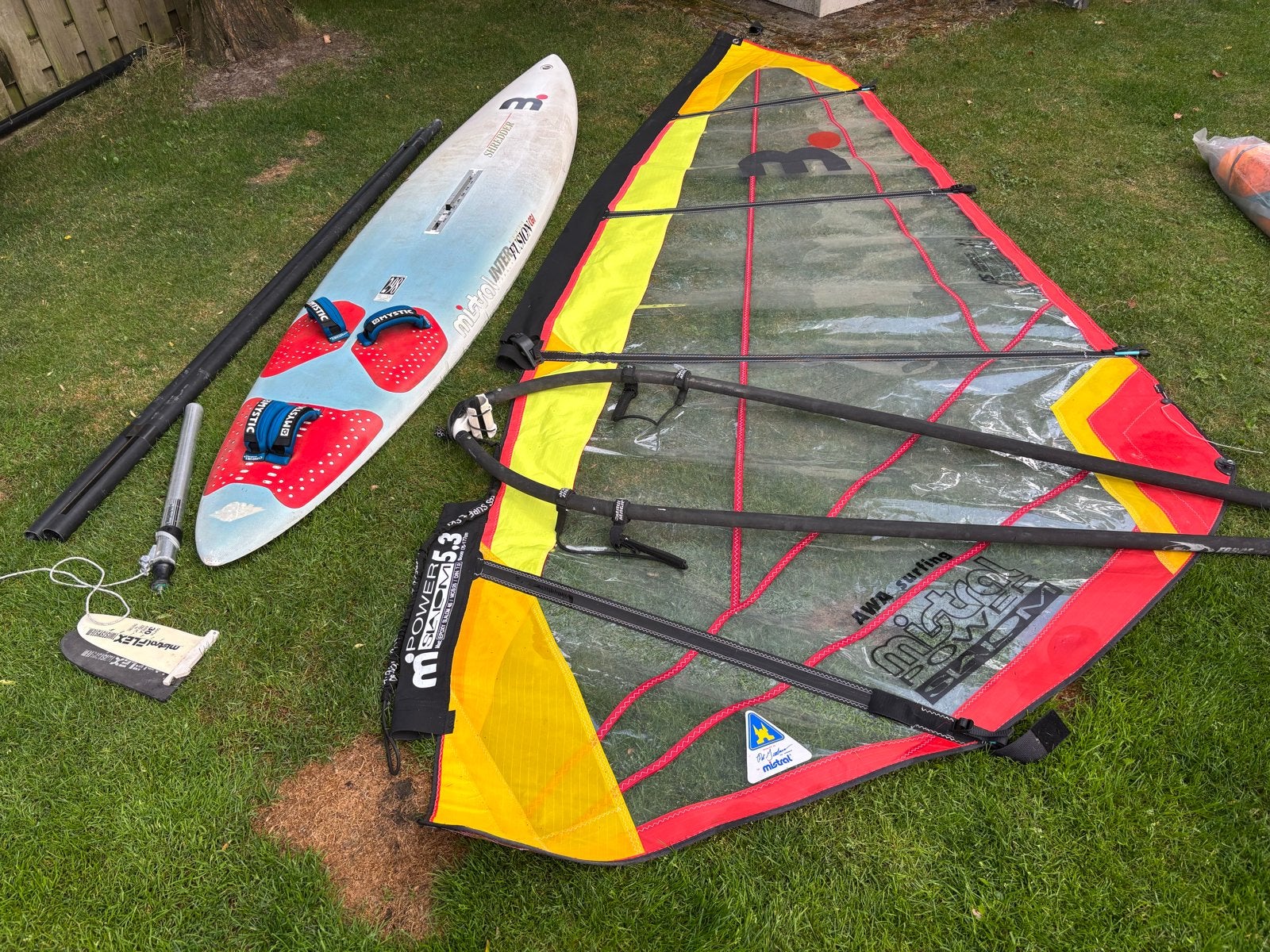 Complete surfset - Mistral Shredder met 2 zeilen, Ophalen, Gebruikt, 5 tot 6.5 m², Met mast