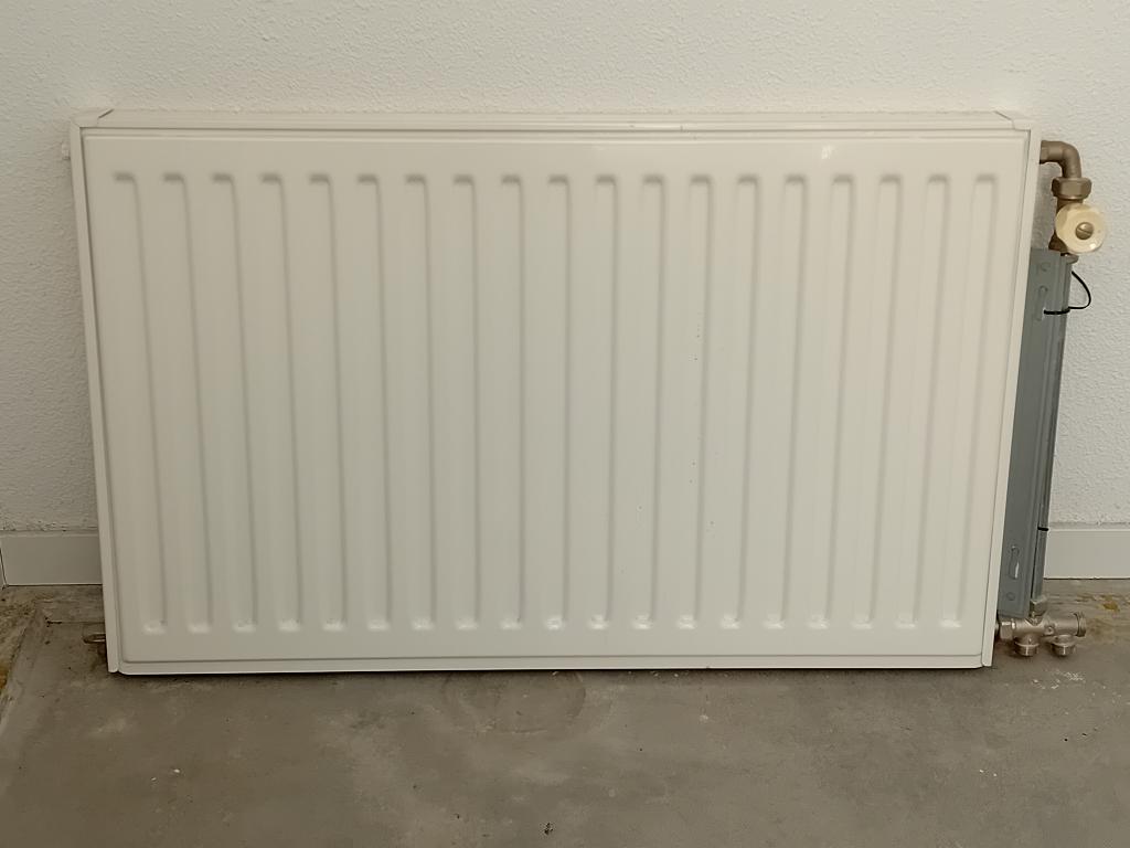 Radiator #21 1m10 x 45cm, met appendages en ophanghaken, Doe-het-zelf en Verbouw, Verwarming en Radiatoren, Ophalen, 30 tot 80 cm