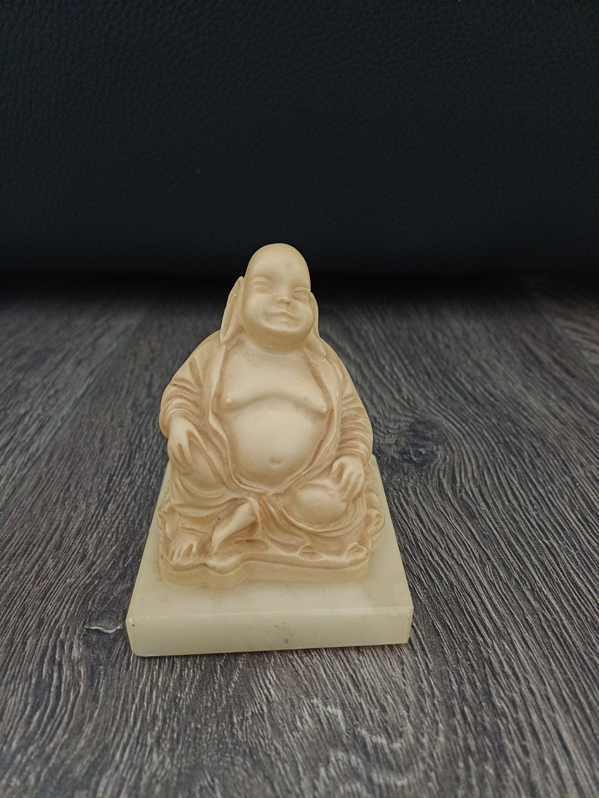 Boeddha beeldje op sokkel - Steen/keramiek, Ophalen of Verzenden, Gebruikt, Overige materialen, 10 cm