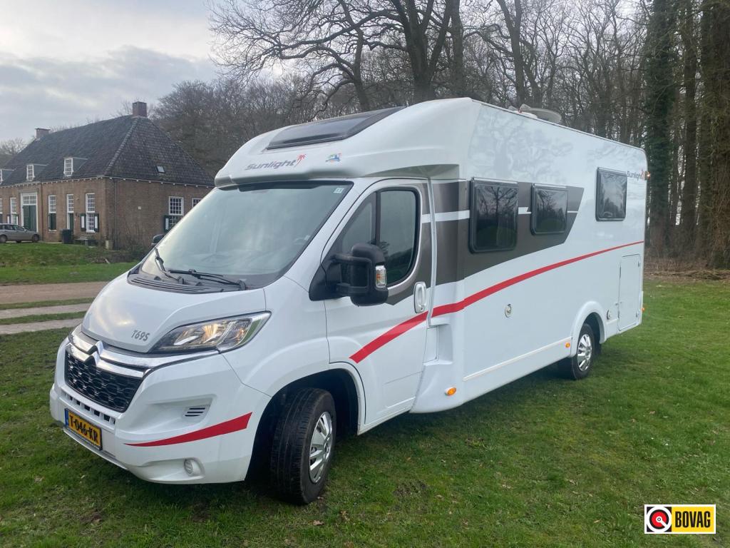Leuke Sunlight T69 S van 699 cm lang met groot zonnepaneel, Caravans en Kamperen, Campers, Bedrijf, tot en met 4, Half-integraal