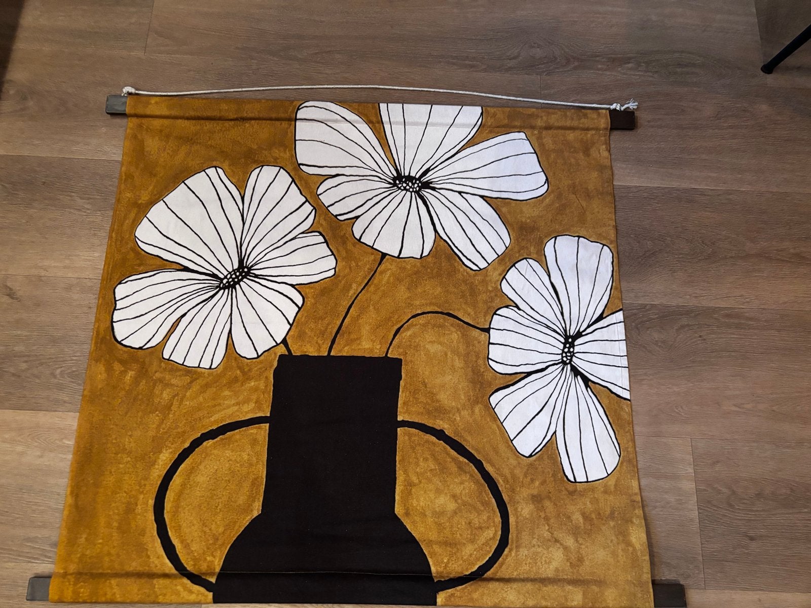 Wandkleed met bloemen - Okergeel en zwart-wit, Ophalen, Gebruikt, Meerkleurig, Met ophangsysteem