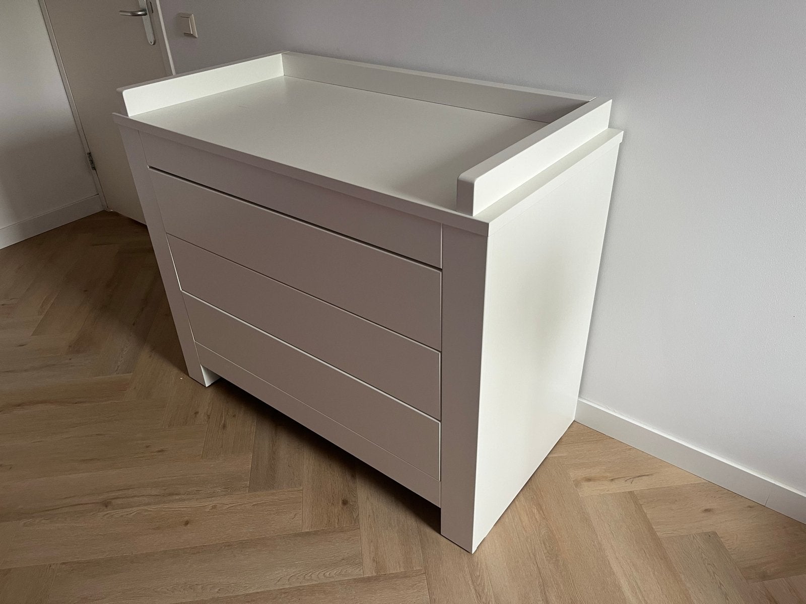 Witte Commode met 3 Lades en Opstaande Rand, Ophalen, 50 tot 70 cm, Zo goed als nieuw, 75 tot 100 cm