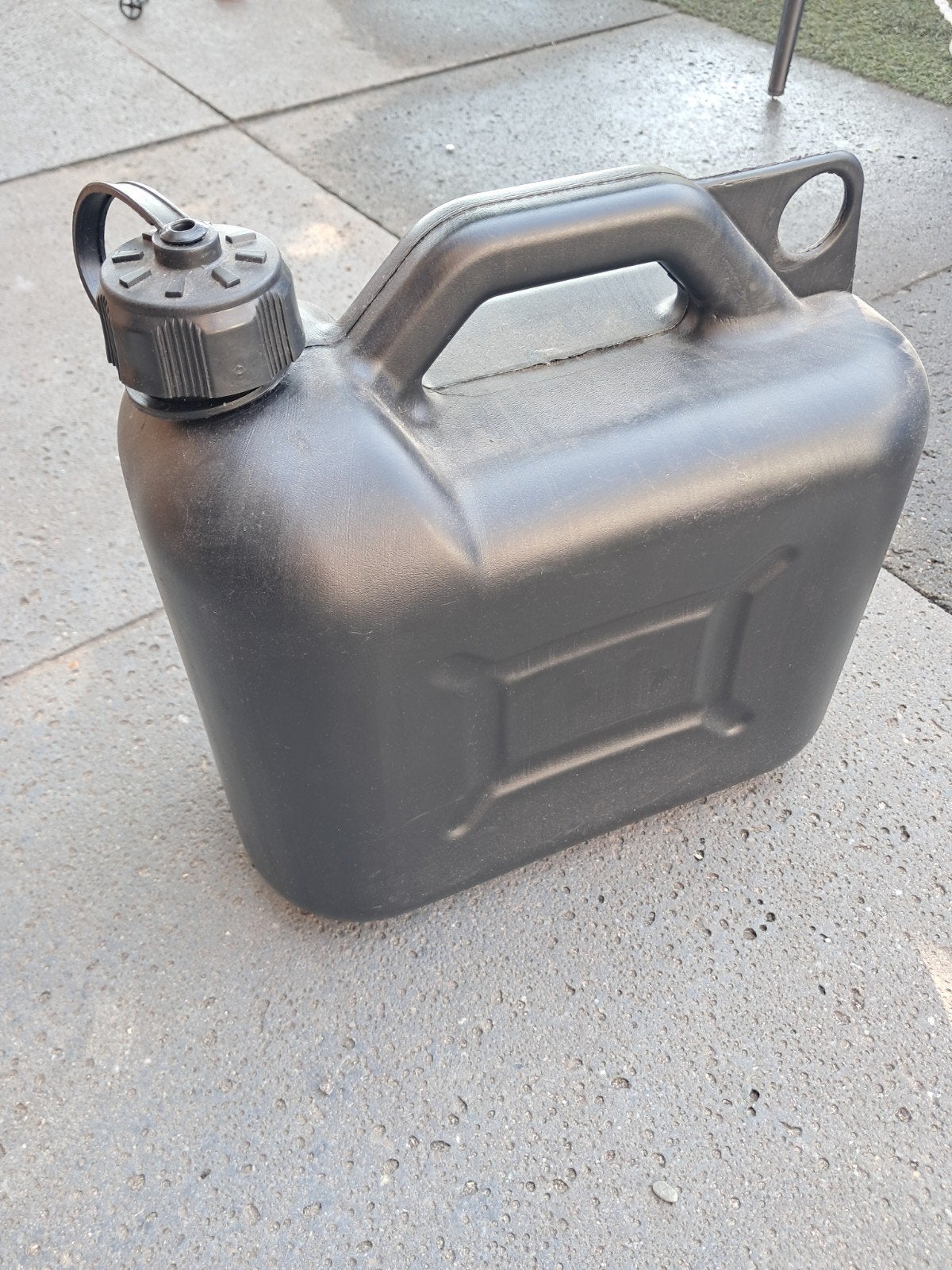 Jerrycan 5 liter - met vermoedelijk benzine, Ophalen