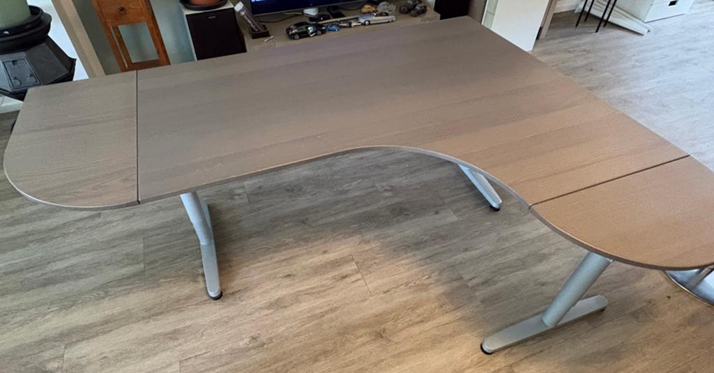 IKEA Galant Hoekbureau met kabelgoot - Bruin Hout, Huis en Inrichting, Ophalen, Gebruikt, Hout, Kabelgoot