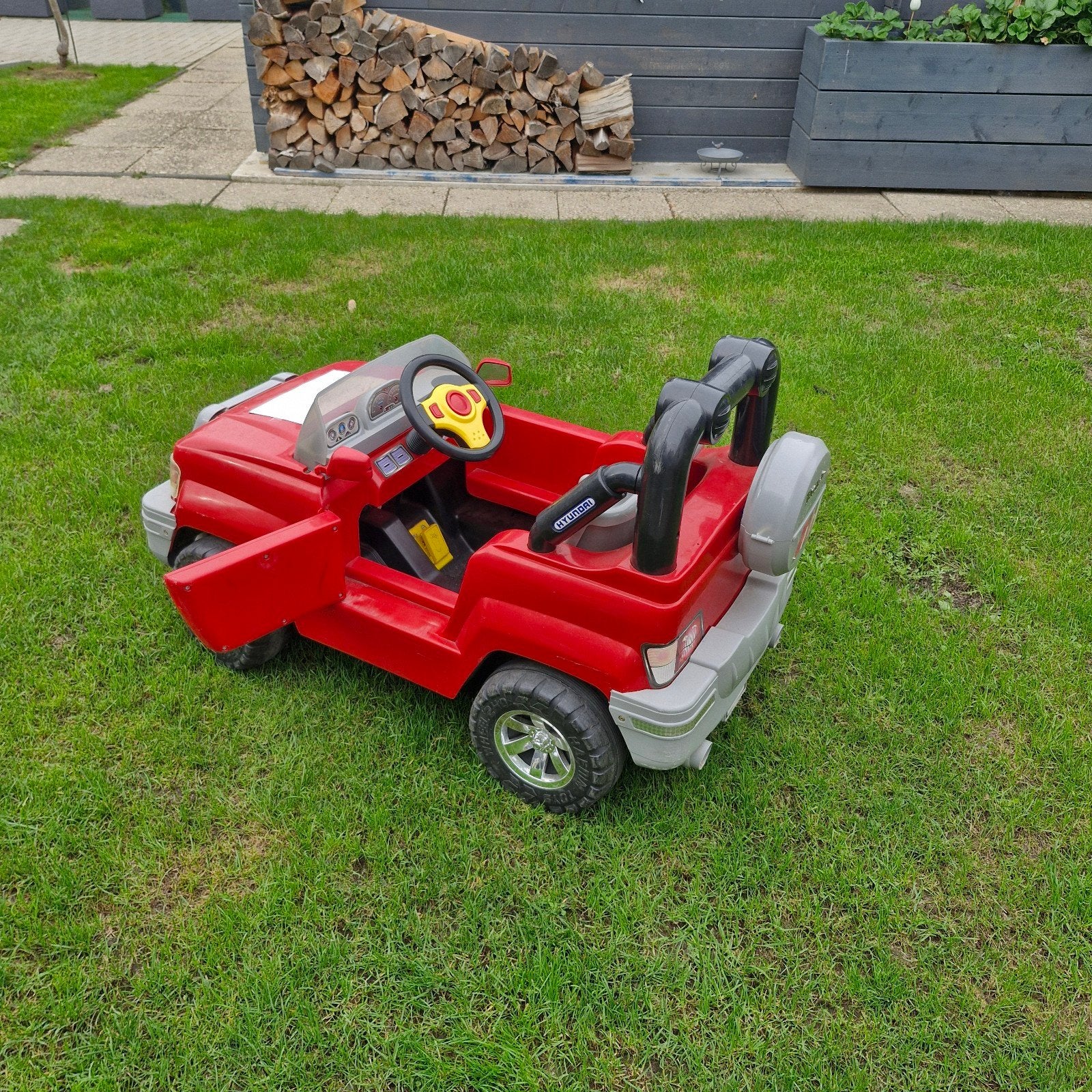 Rode elektrische kinderauto met accu, Gebruikt