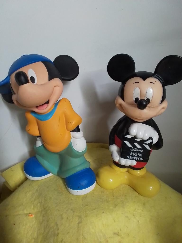 2082/83)  Mickey mouse  met pet en Mzgzm studio's, Ophalen of Verzenden, Mickey Mouse, Zo goed als nieuw, Beeldje of Figuurtje