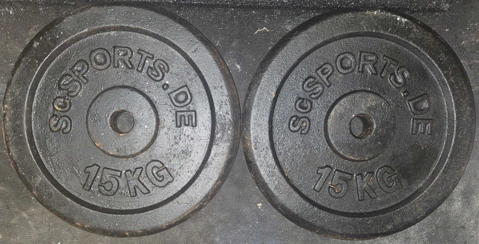 2x 15kg zwarte gietijzeren 30mm ScSPORTS halterschijven, Ophalen, Gebruikt, Benen, Halterschijven