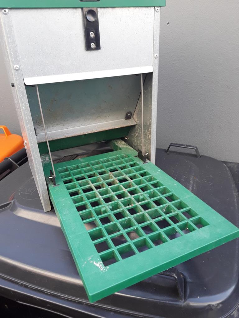 Kippenvoer automaat 5kg bak FEED O MATIC  (STAAT IN HOORN)., Dieren en Toebehoren, Pluimvee | Toebehoren, Ophalen of Verzenden