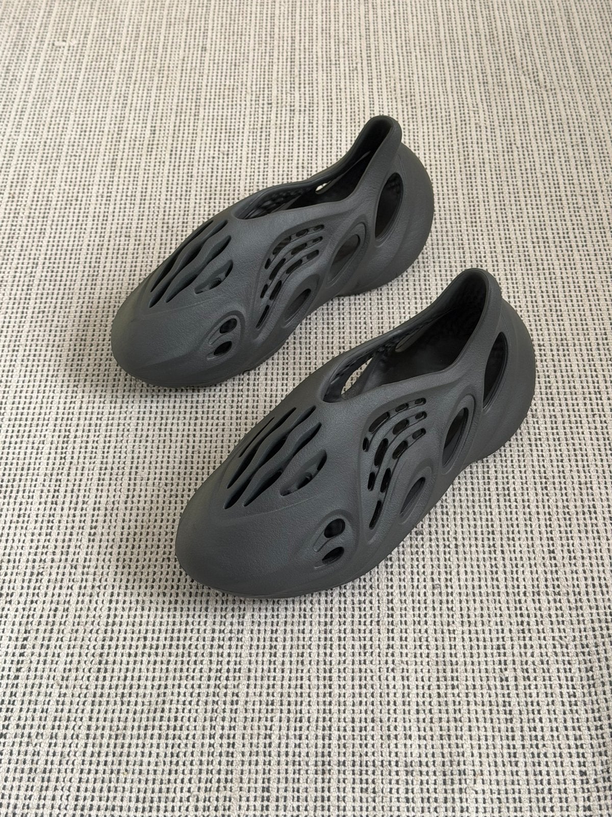 Adidas Yeezy Foam Runner Carbon | 43, Ophalen of Verzenden, Zo goed als nieuw, Zwart