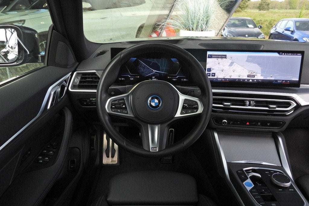 BMW i4 eDrive35 High Executive M Sport / Achteruitrijcamera, Auto's, BMW, Achterwielaandrijving, Gebruikt, Zwart, 1965 kg