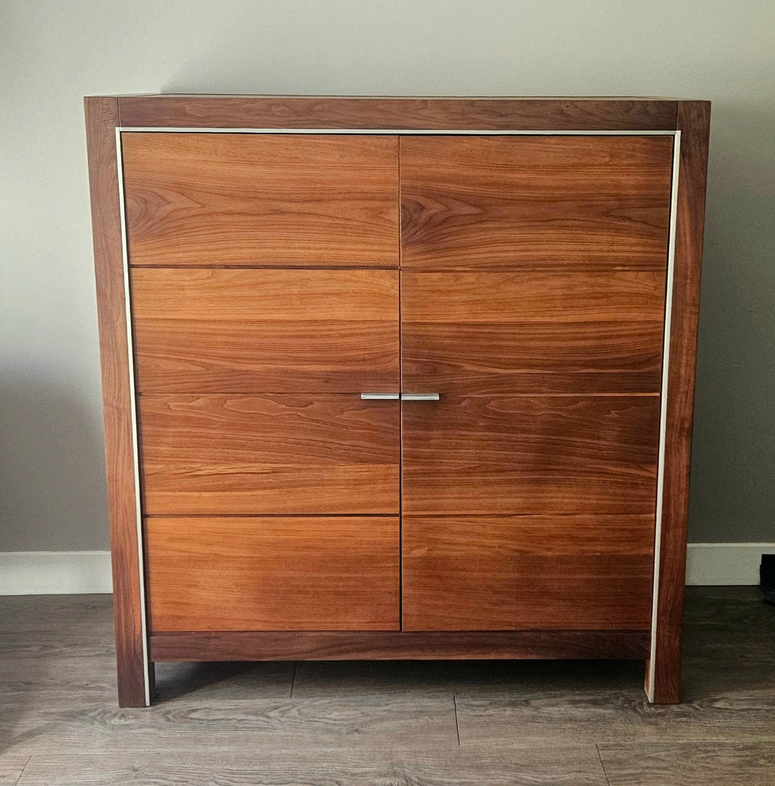 Massief notenhouten designkast met aluminium accent., Ophalen, Met deur(en), 100 tot 150 cm, Zo goed als nieuw