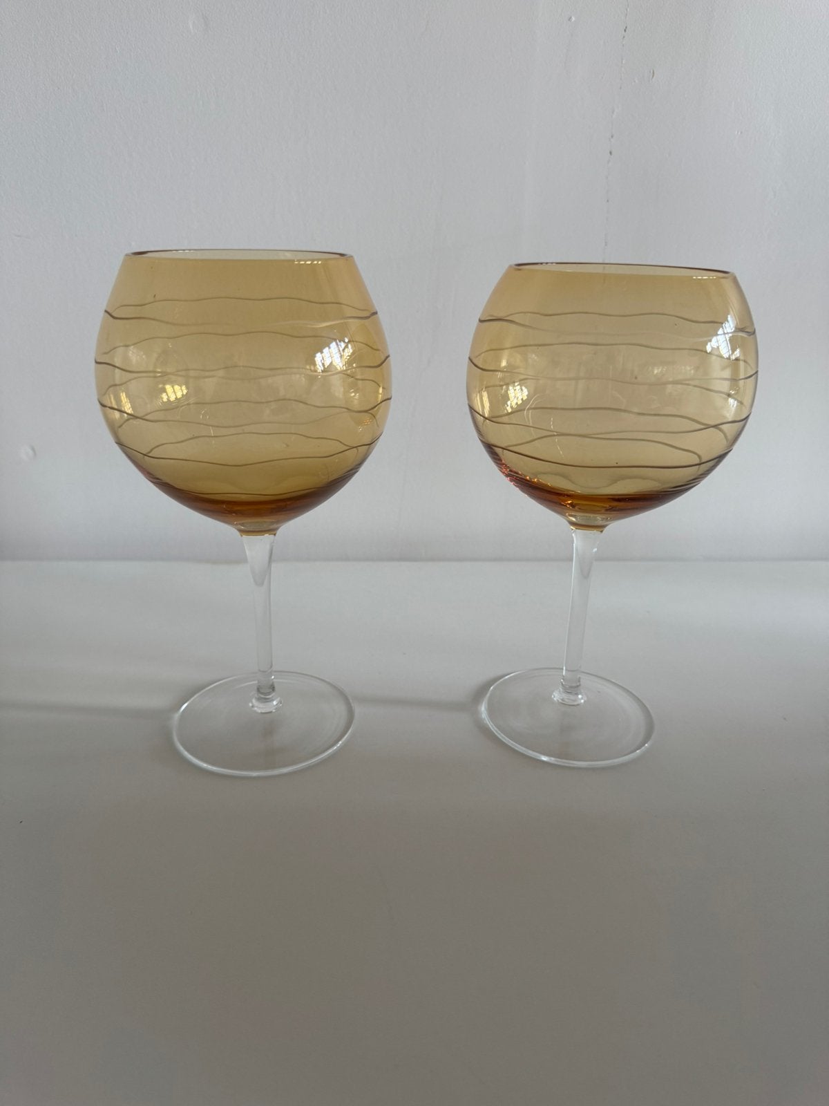 Set 2 design Mikasa Cheers ballonwijnglazen in amberkleur., Ophalen of Verzenden, Zo goed als nieuw, Overige typen