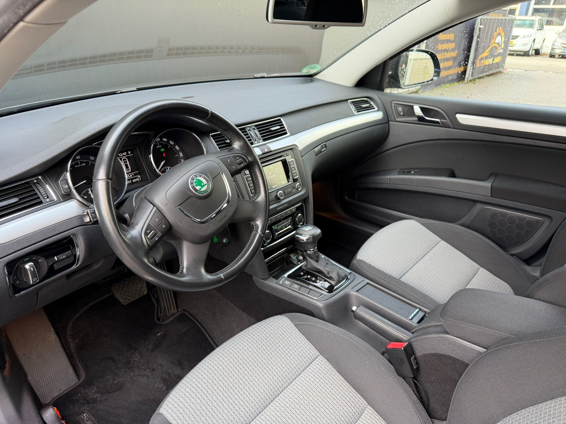 Skoda Superb 1.8 TSI Ambition Automaat, Auto's, Euro 5, Stof, Gebruikt, Zwart