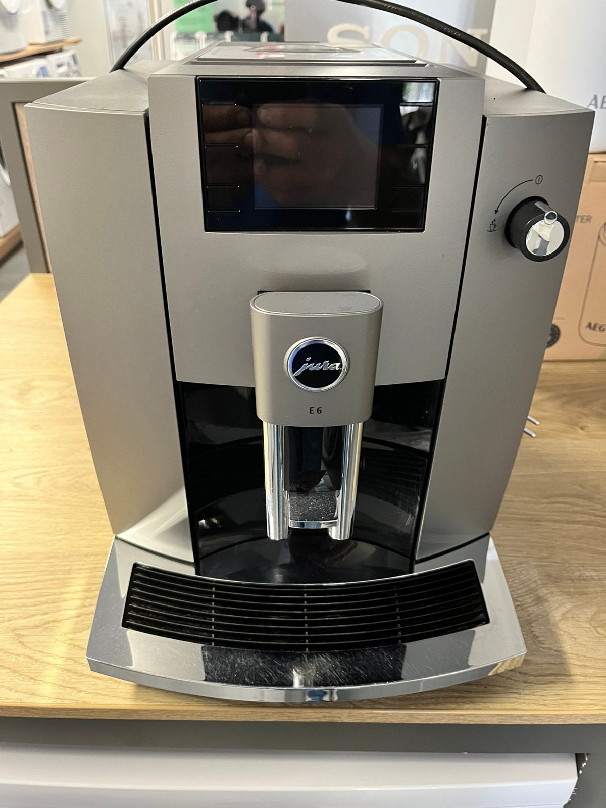 Jura E6 dark inox 2022, Ophalen, Zo goed als nieuw, Koffiemachine, Gemalen koffie