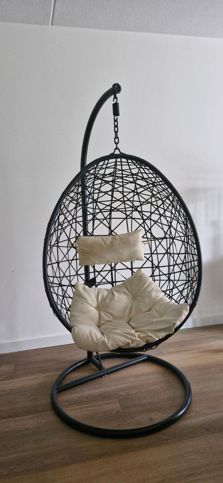 Hangstoel ei | Zo goed als nieuw | Zwart met crème kussens, Huis en Inrichting, Stoelen, Ophalen, Zwart, Zo goed als nieuw, Stof