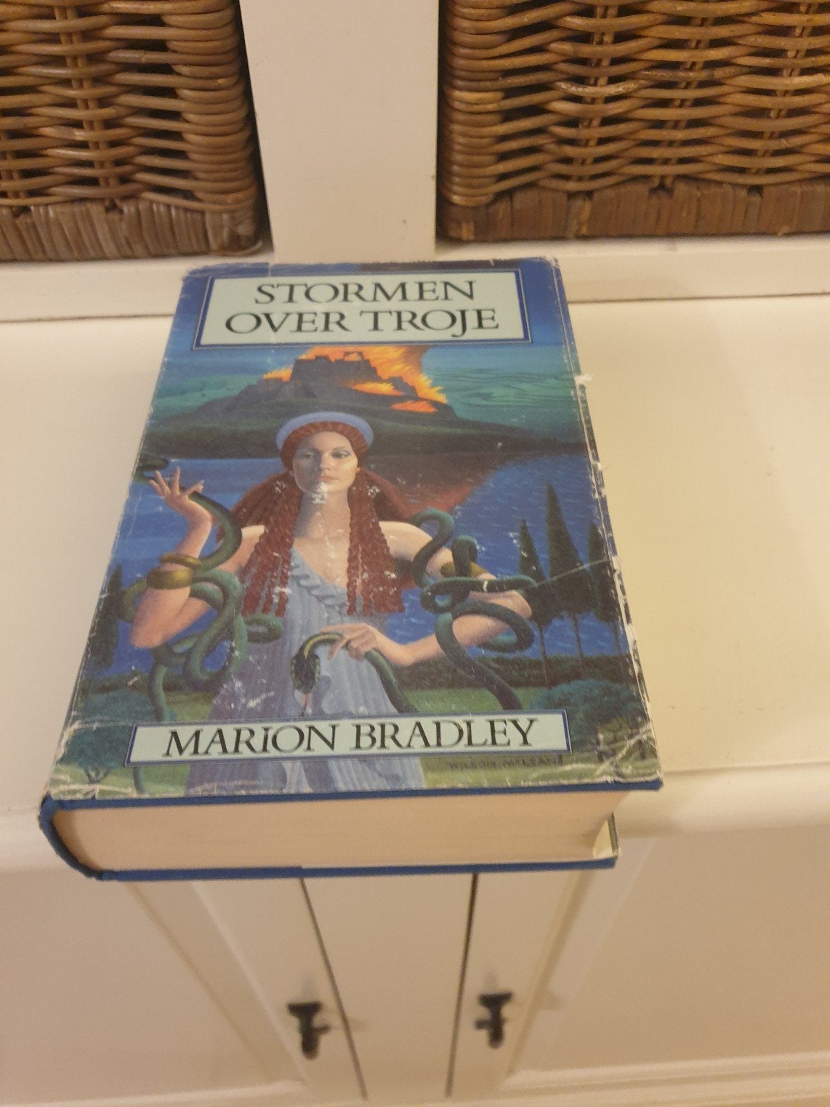 Marion Bradley - Stormen over troje, Ophalen of Verzenden, Gelezen