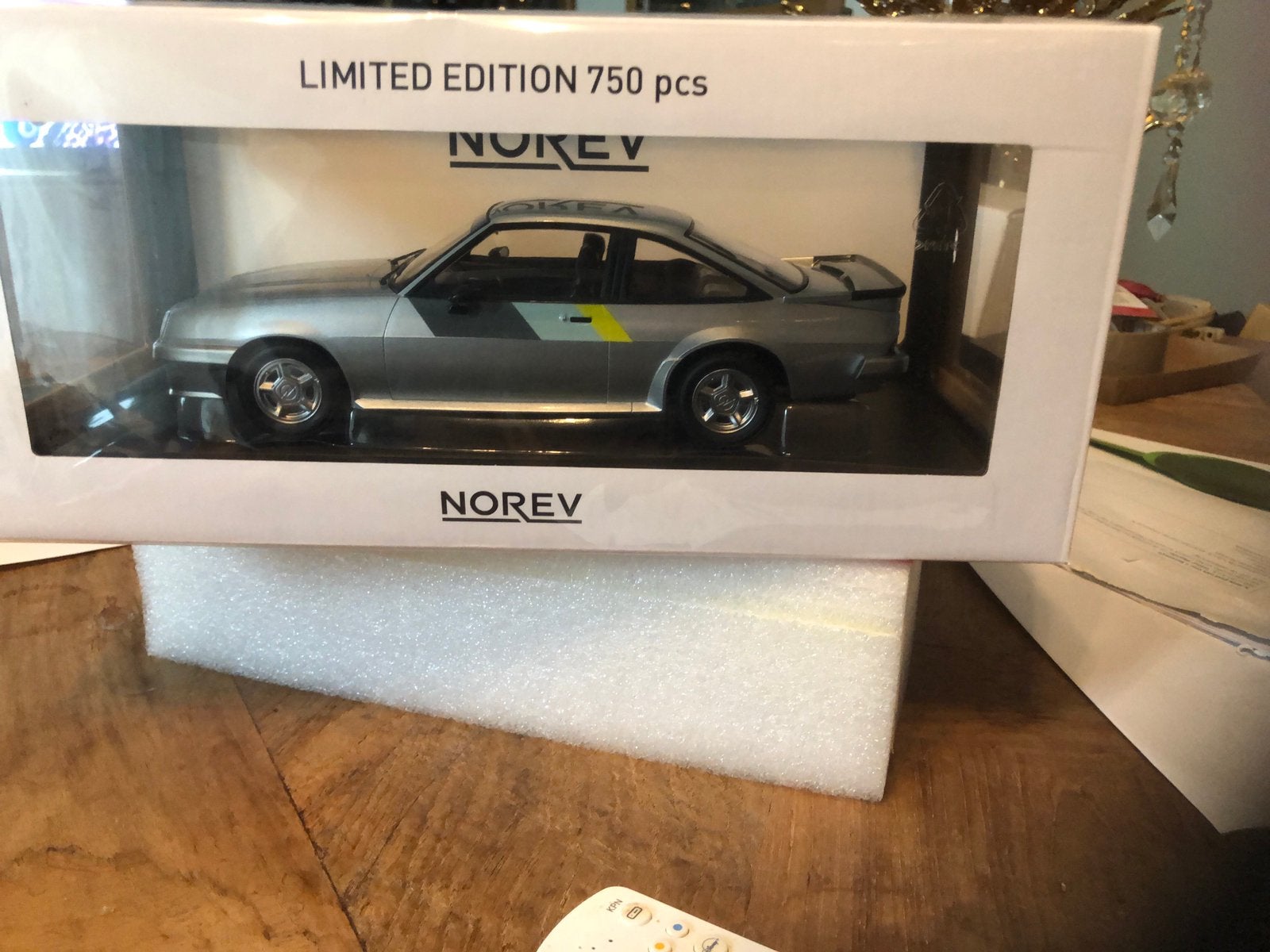 van NOREV OPEL MANTA 240 I nieuw in ongeopende DOOS, Hobby en Vrije tijd, Modelauto's | 1:18, Ophalen of Verzenden, Zo goed als nieuw