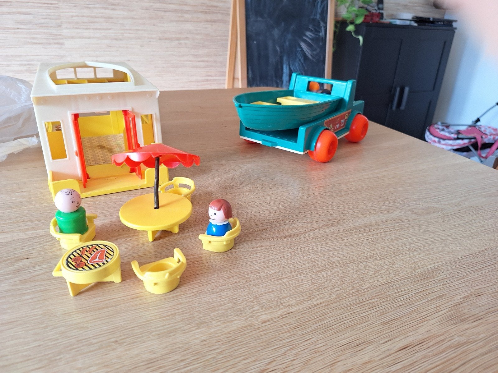 Vintage Fisher-Price Play Family Camper met accessoires, Ophalen of Verzenden, Gebruikt, Speelset