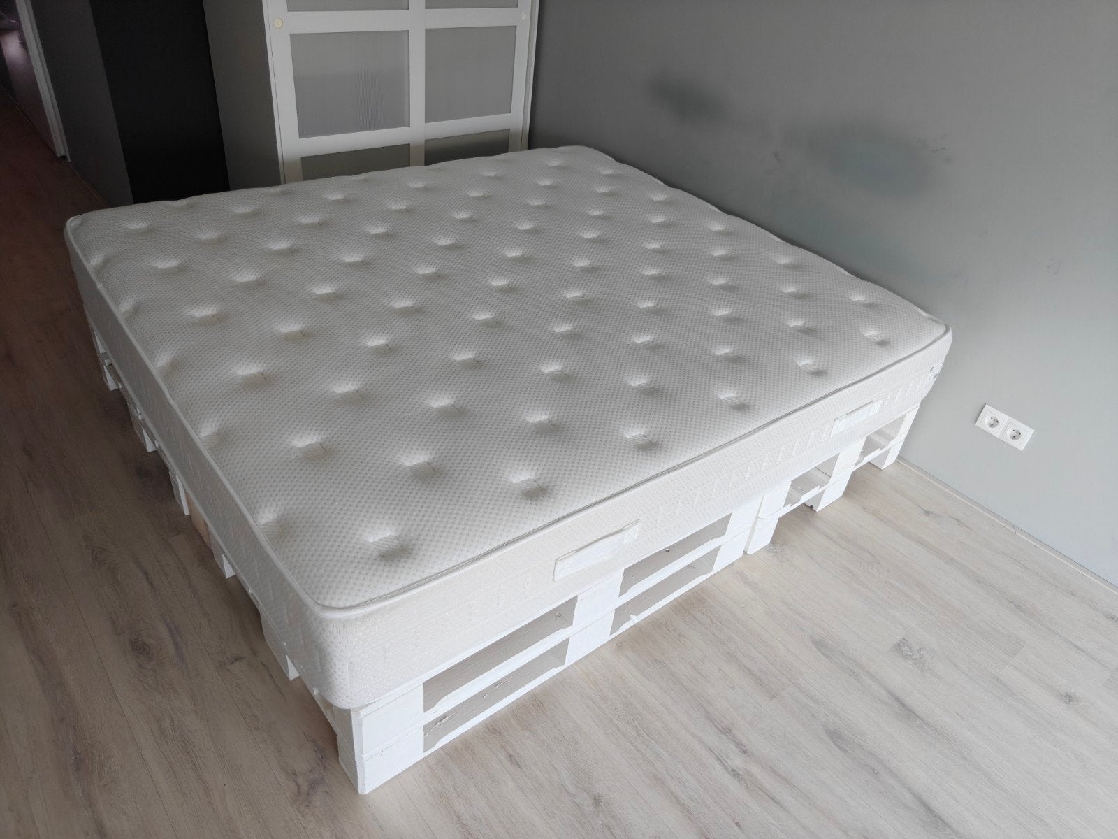 Wit pallet houten bedframe voor 180x200cm matras, Ophalen, Gebruikt, Wit, Tweepersoons