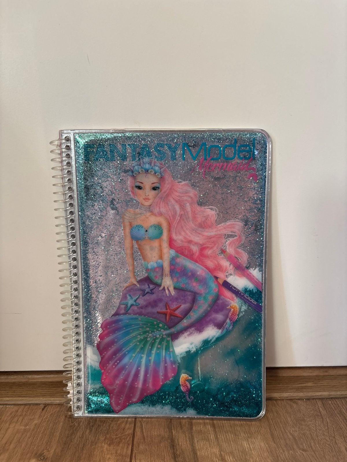 TOPModel Fantasy Model Zeemeermin Tekenboek met Stickers, Ophalen of Verzenden, Zo goed als nieuw, Papier, Schets- of Tekenboek