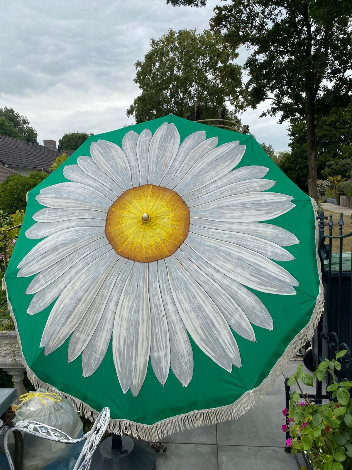 Vintage parasol, bloem margriet , geel, wit en groen, franje, Ophalen, Gebruikt, 1 tot 2 meter, Stokparasol