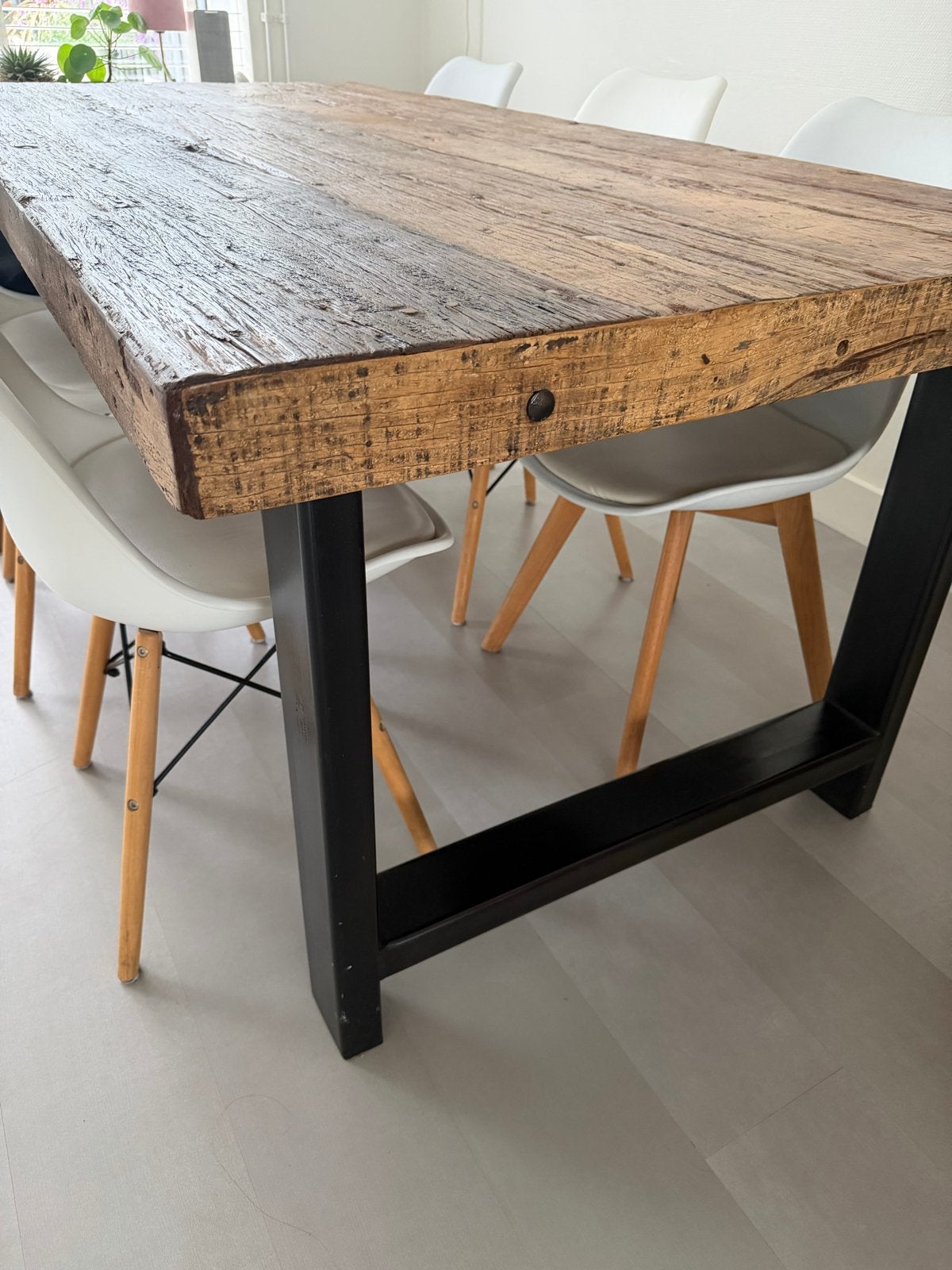 Robuuste eettafel van wagondelenhout met metalen onderstel, Huis en Inrichting, Tafels | Eettafels, Ophalen, Gebruikt, 50 tot 100 cm