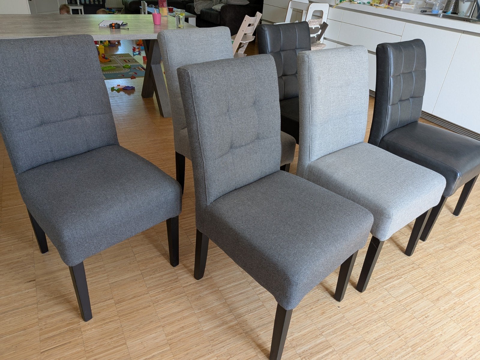 4 gestoffeerde stoelen (licht- en donkergrijs) + 2 gratis, Huis en Inrichting, Stoelen, Ophalen, Gebruikt, Grijs, Vijf, Zes of meer stoelen