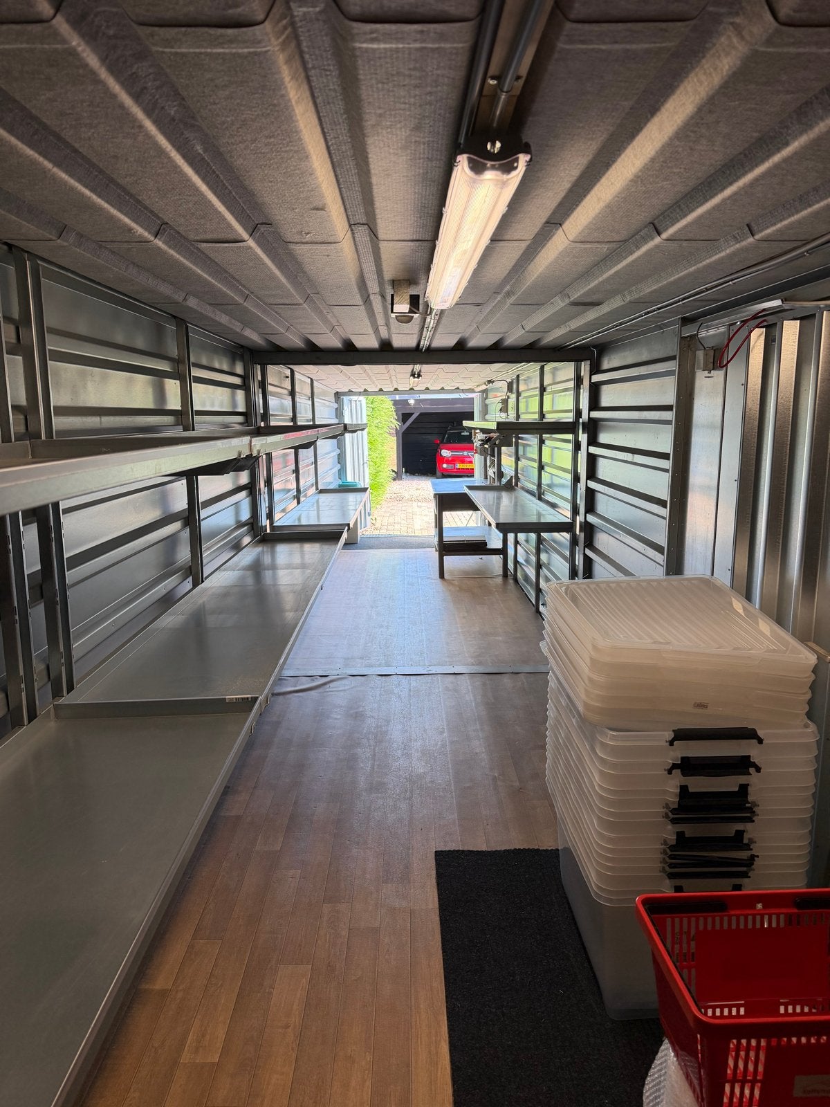 Foto 3 van Opslagcontainer 12 meter met RVS werkbanken en stellingen