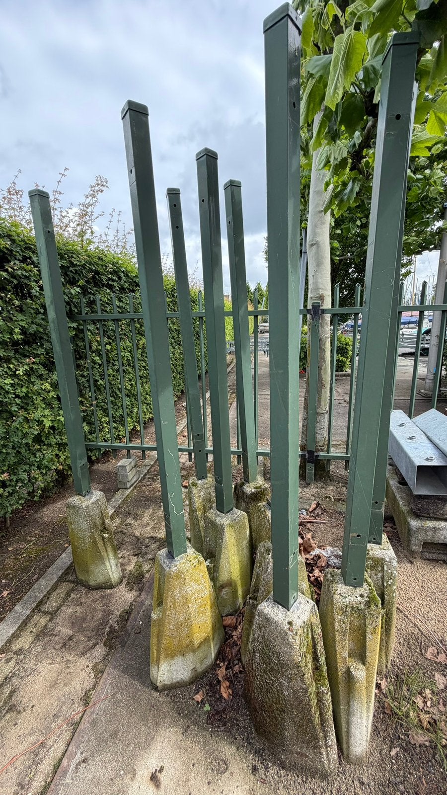 Hek palen staal met betonnen voet, Tuin en Terras, Tuinhekken en Hekwerk, Ophalen, Gebruikt, IJzer, Gaashekwerk