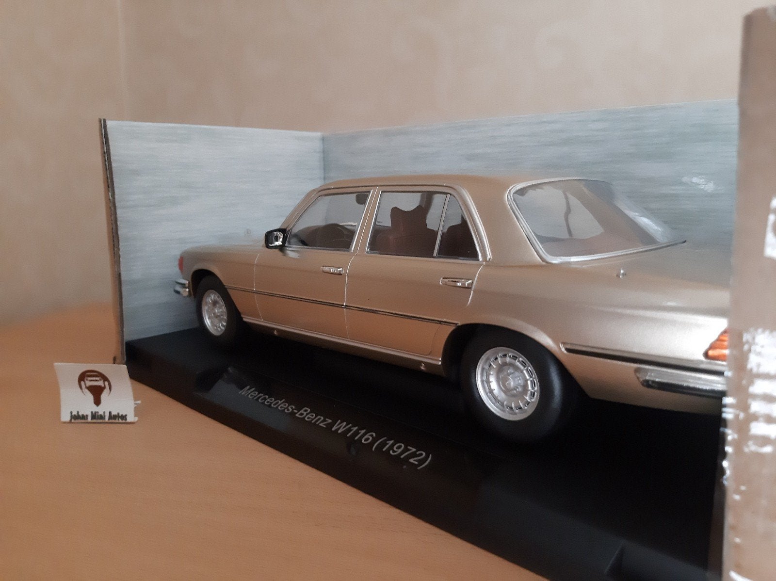 Mercedes Benz S-Klasse (W116) 1972 Beige-Metallic - MCG 1:18, Hobby en Vrije tijd, Modelauto's | 1:18, Overige merken, MCG, Auto