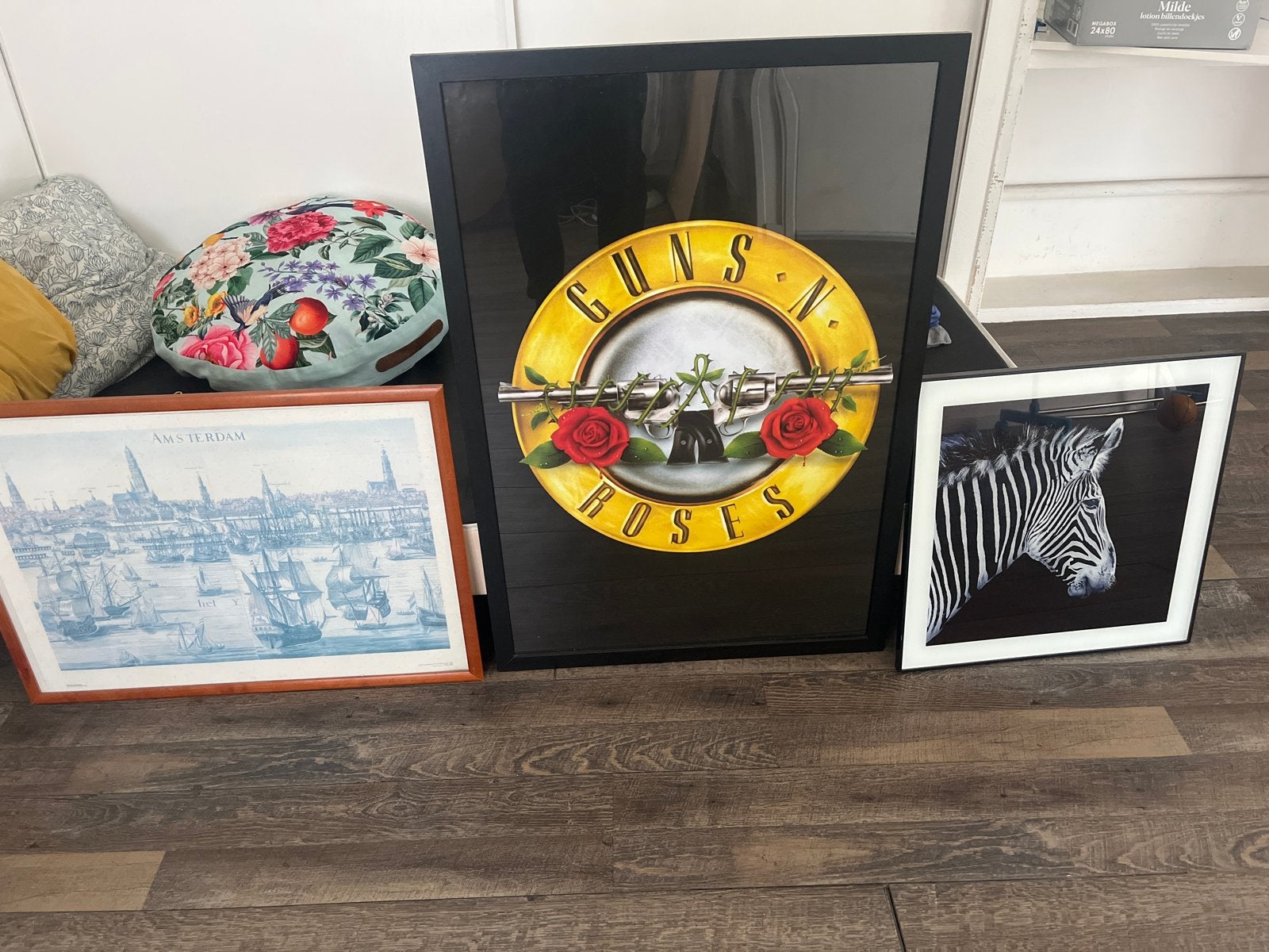 Diverse ingelijste kunst: Guns N' Roses, Amsterdam, Zebra, 50 – 75, Gebruikt, Ophalen of Verzenden, Foto of Poster