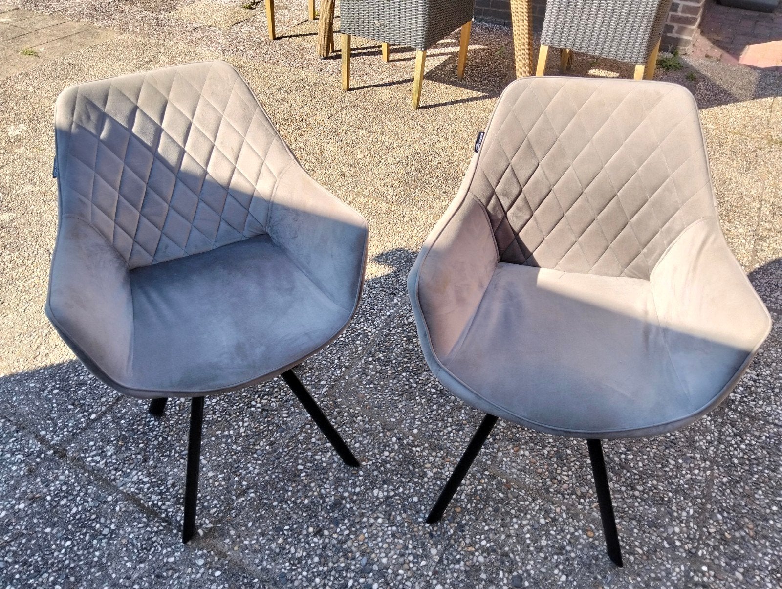 2 design stoelen met stalen poten, Huis en Inrichting, Stoelen, Ophalen, Zo goed als nieuw, Grijs, Twee