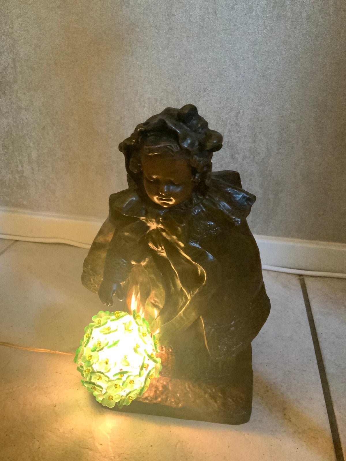 Fraai antiek meisje met lampje, Ophalen of Verzenden