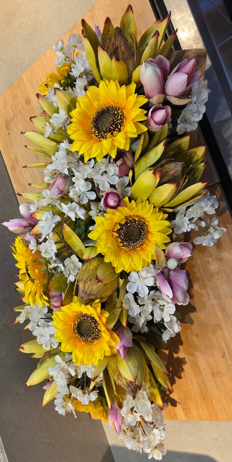 XL 80 cm bloemstuk in nw houten trog kunstbloemen oa Silk-ka, Ophalen, Zo goed als nieuw, Bloemstuk, Inclusief kunstbloemen
