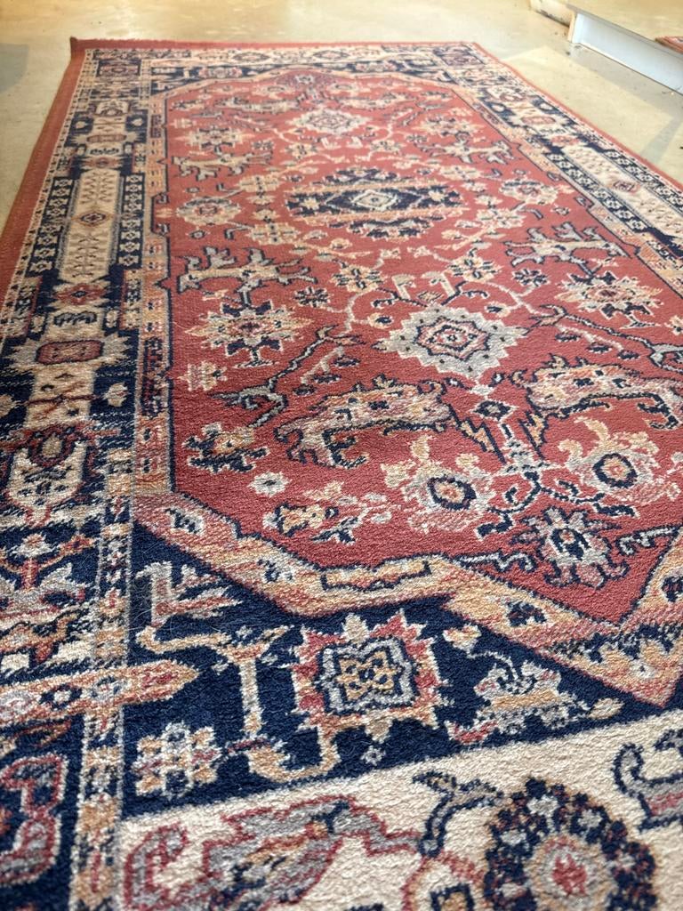 Quartz tapijt, rood met blauw patroon, Huis en Inrichting, Stoffering | Tapijten en Kleden, Ophalen, Gebruikt, 50 tot 100 cm, 150 tot 200 cm