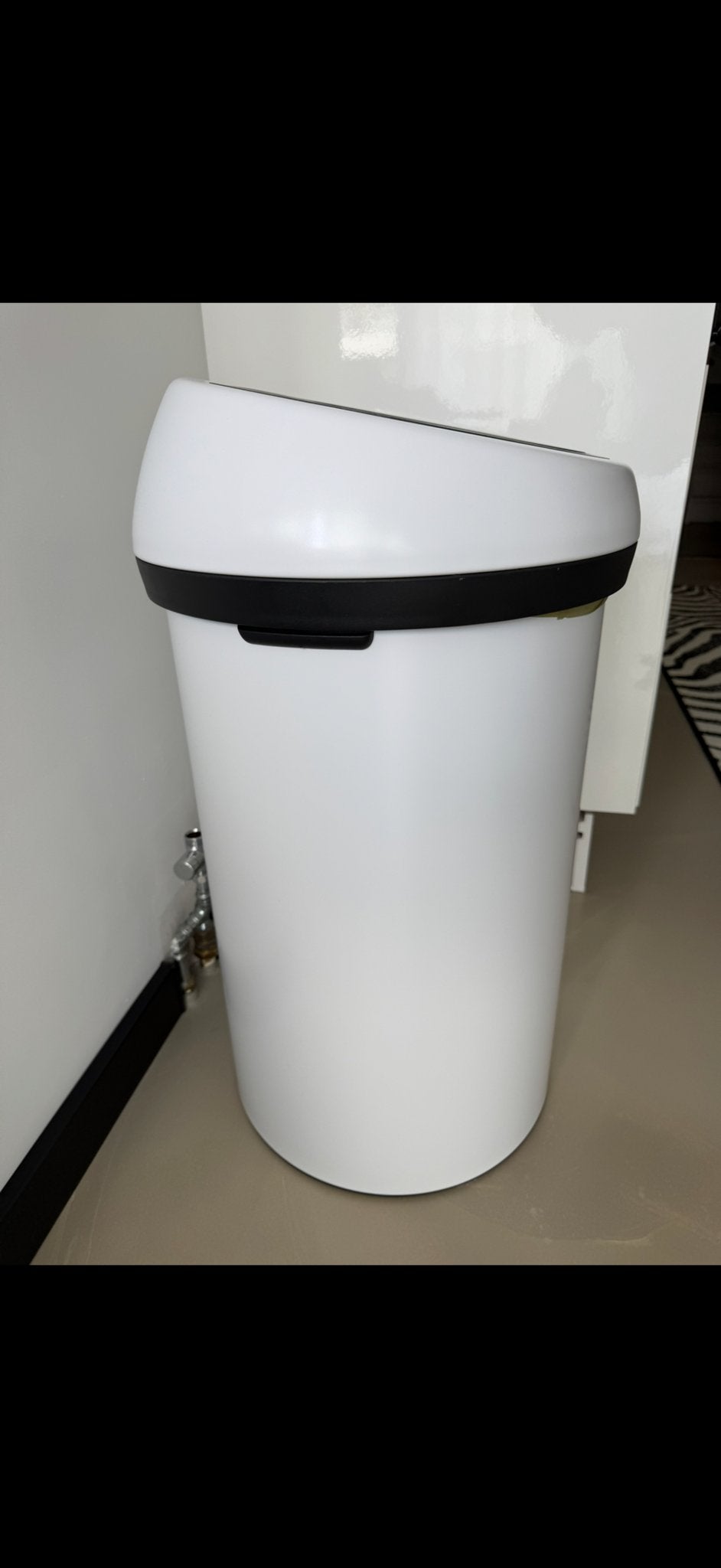 Witte prullenbak met zwarte deksel van brabantia!, Huis en Inrichting, Woonaccessoires | Prullenbakken, Ophalen, 50 tot 75 cm