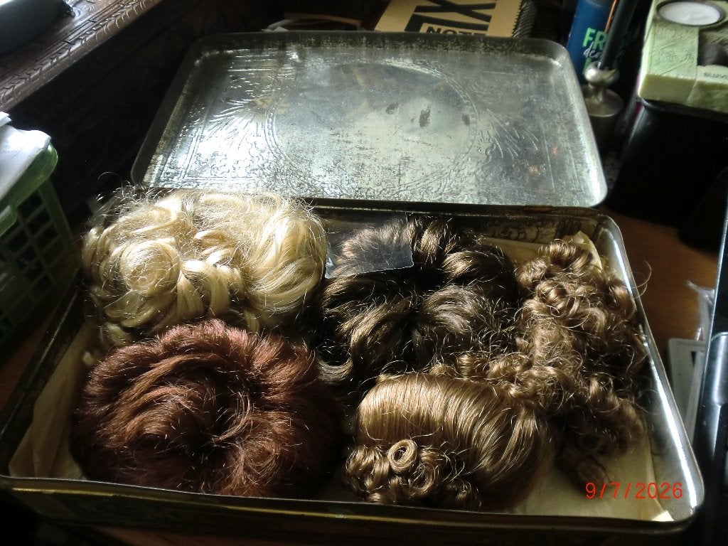 5 poppenpruikjes, Verzamelen, Ophalen of Verzenden, Zo goed als nieuw, Accessoires