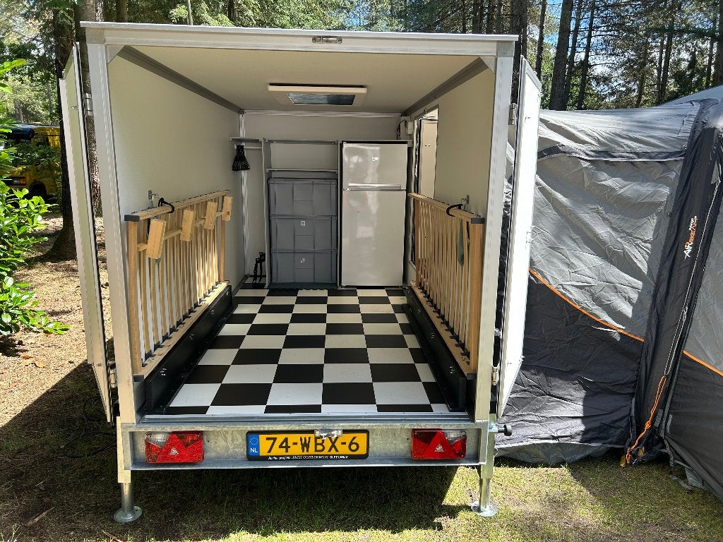 IN PRIJS VERLAAGD: Motoraanhanger met slaapmogelijkheid, Ophalen, Gebruikt
