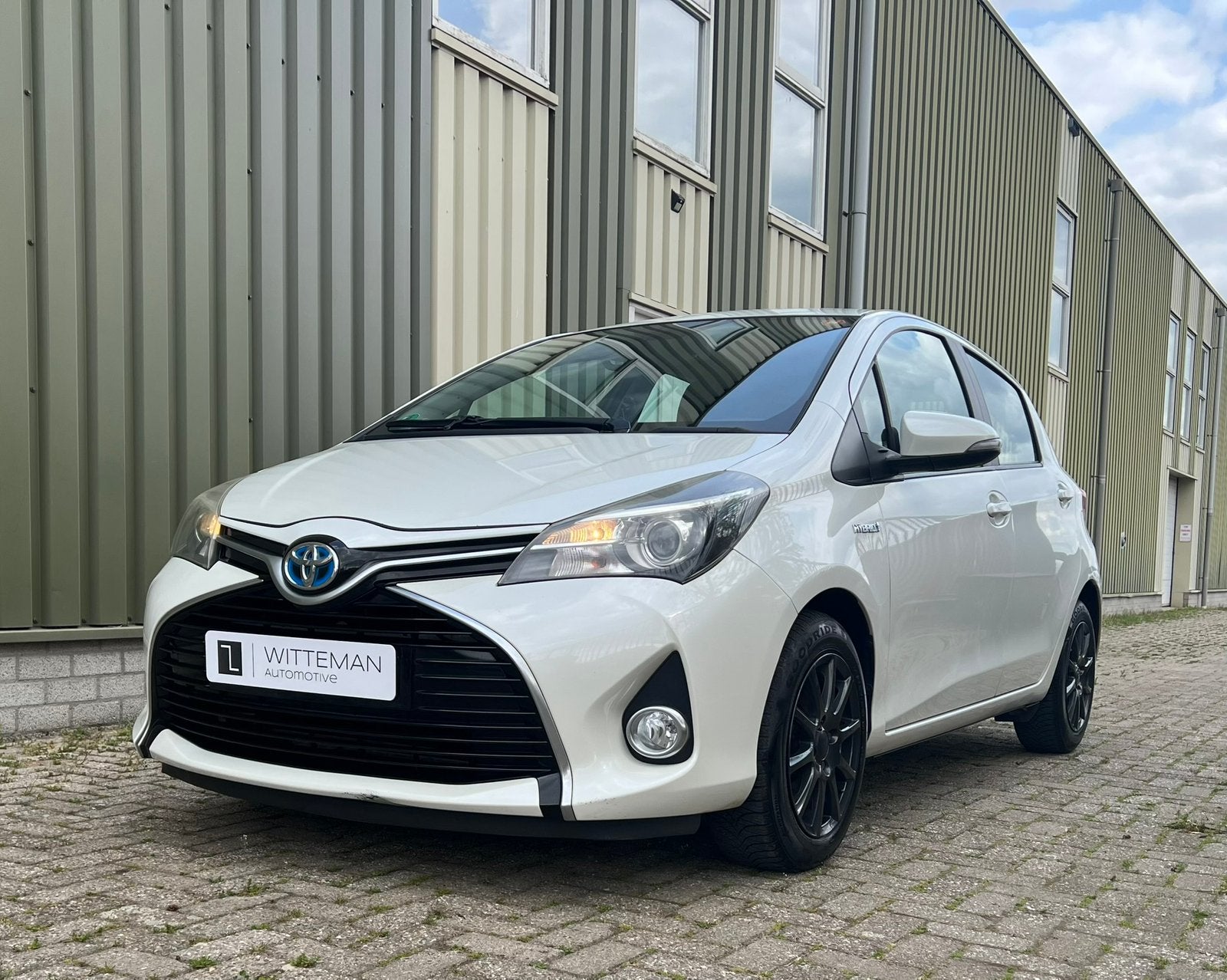 Toyota Yaris 1.5 HSD 55KW 5DRS 2015 parelmoer nwe APK, 74 pk, Zwart, 4 cilinders, Wit