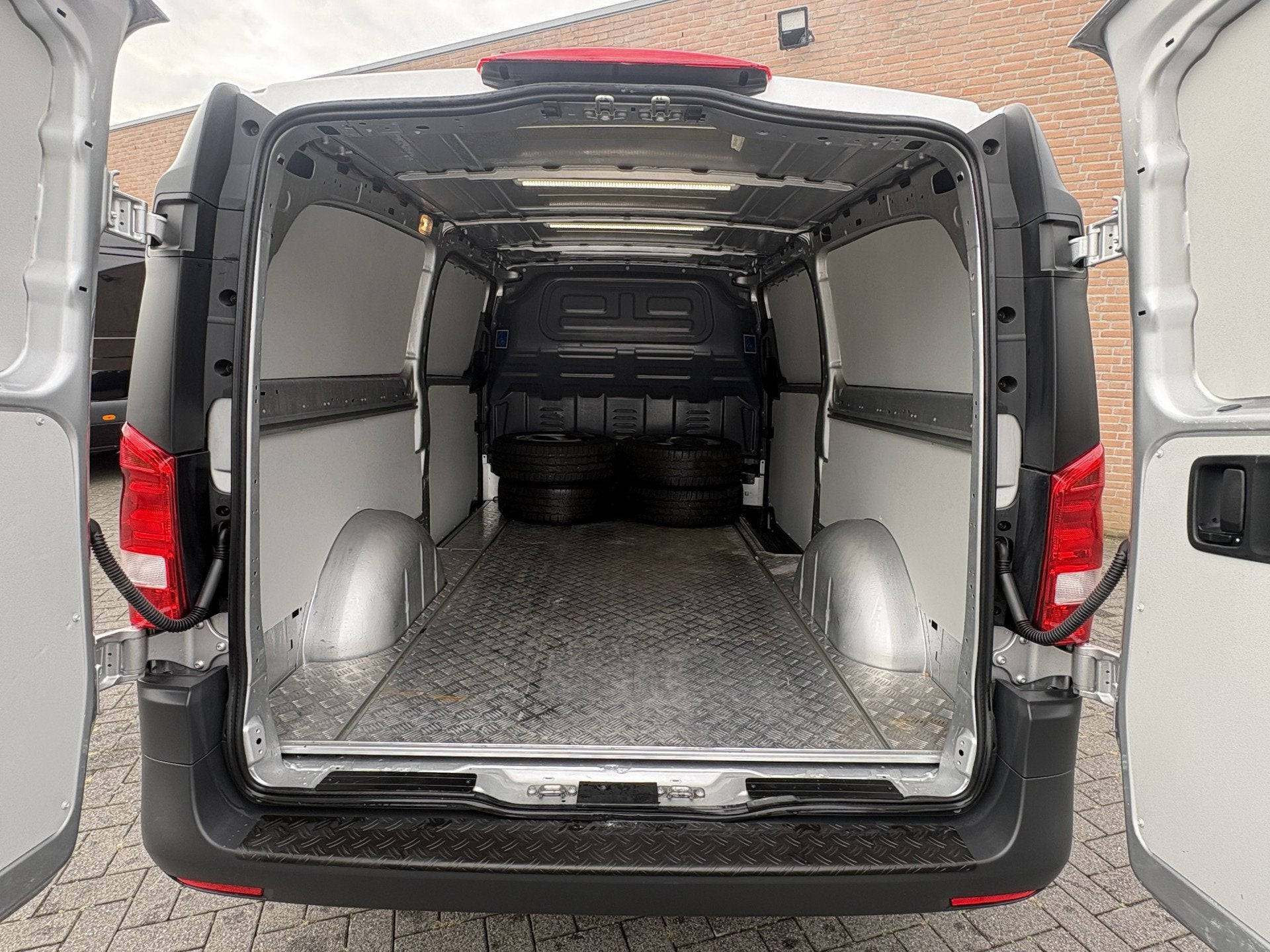 Mercedes-Benz Vito 114CDI 140PK 9G-Tronic L3 / Carplay / Dis, Auto's, Automaat, Gebruikt, 4 cilinders, Met garantie (alle)