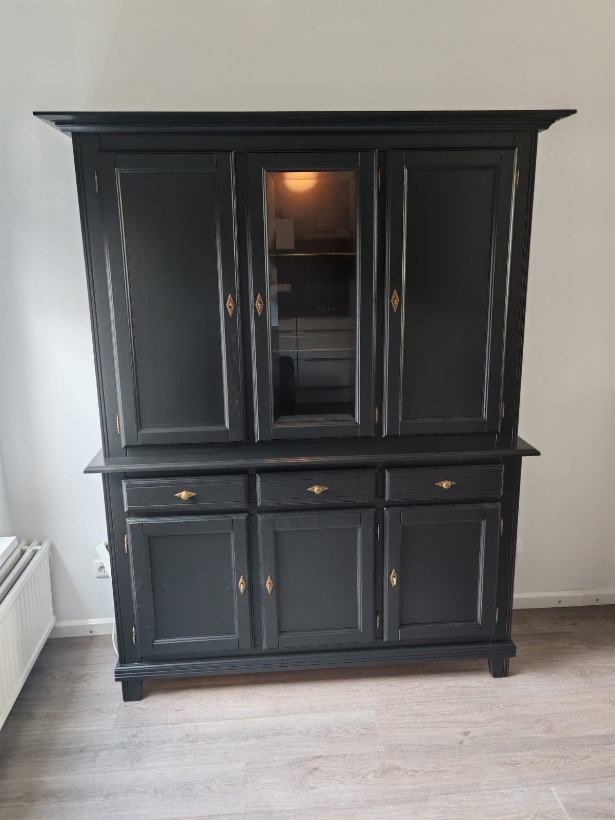 Te koop stijlvolle 3 deurs zwart eiken buffetkast met verlic, Huis en Inrichting, Kasten | Buffetkasten, Ophalen, Met deur(en)
