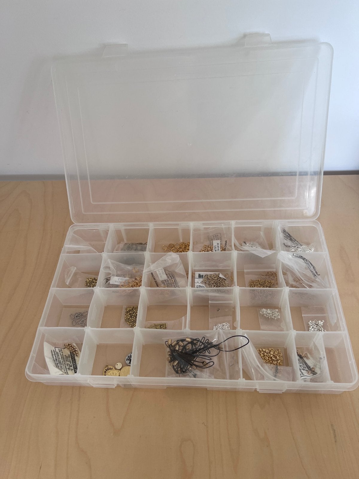 Sorteerdoos met materialen tbv sieraden maken, Ophalen of Verzenden, Nieuw, Overige typen